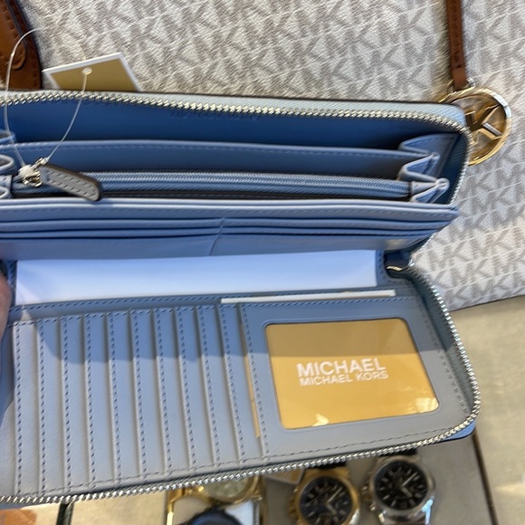 MICHAEL KORS
Leather Continental Wristlet Phone Case Wallet
Pale Blue
… - Picture 9 of 16